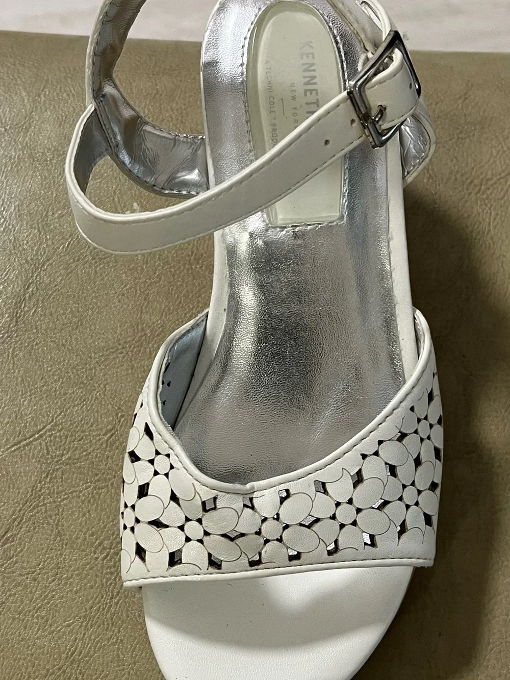 Kenneth Cole White Floral Cutout Ankle-Strap Sandals girls size 2